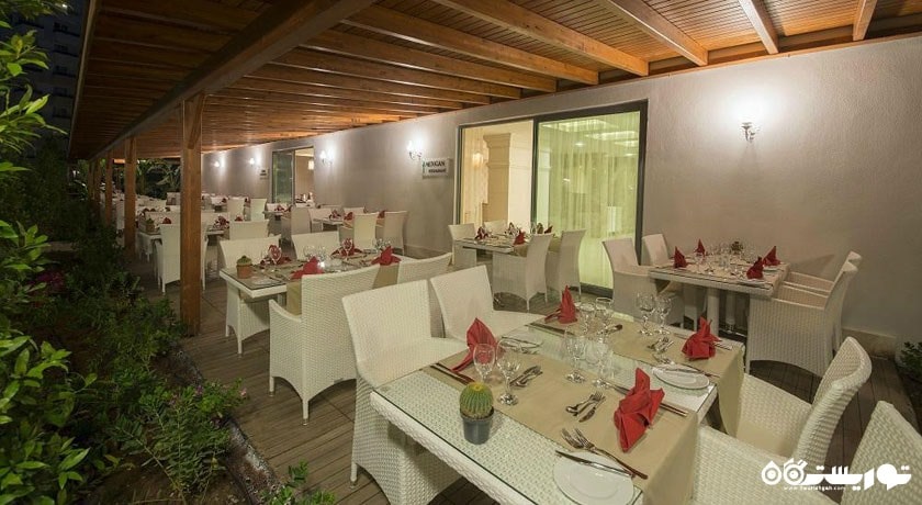 رستوران فضای باز هتل لارا فمیلی کلاب	